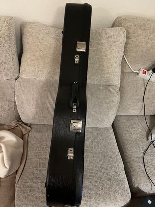 Funda de guitarra negra con interior rojo