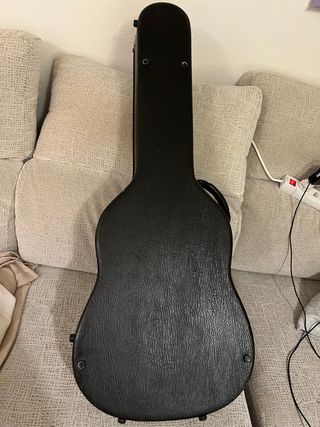 Funda de guitarra negra con interior rojo