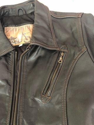 Chaqueta de buen cuero para mujer.