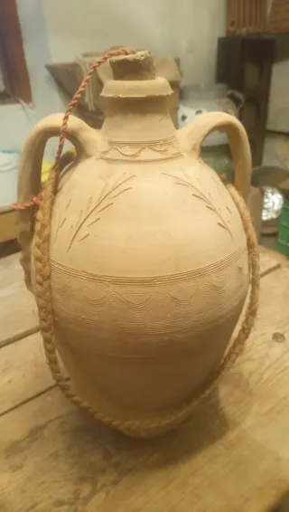 Botija antigua de barro