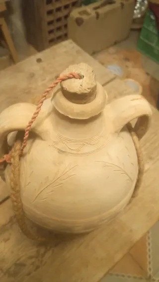 Botija antigua de barro