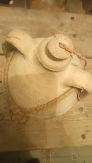 Botija antigua de barro