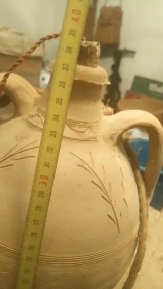 Botija antigua de barro