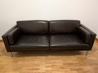 Sofá de piel marrón oscuro