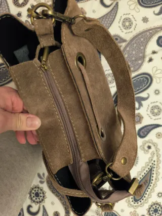 Bolso tipo cubo serraje taupe