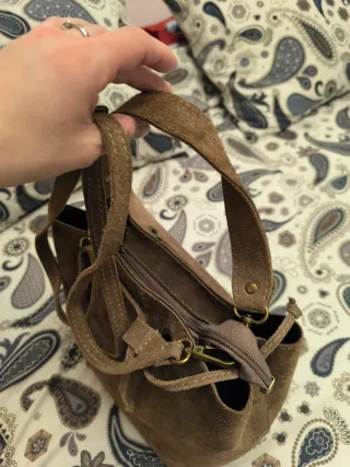 Bolso tipo cubo serraje taupe