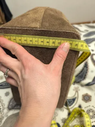 Bolso tipo cubo serraje taupe