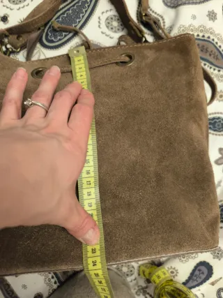 Bolso tipo cubo serraje taupe