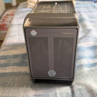 Nox esterno Akitio QuadX