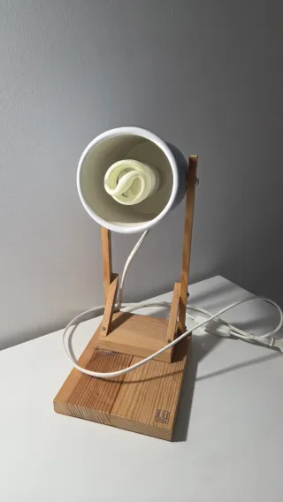 Lámpara de mesa azul y madera