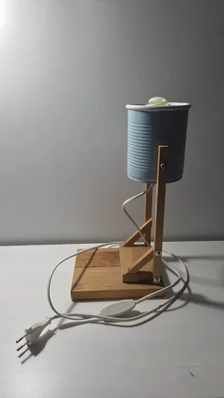 Lámpara de mesa azul y madera