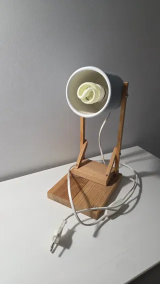 Lámpara de mesa azul y madera