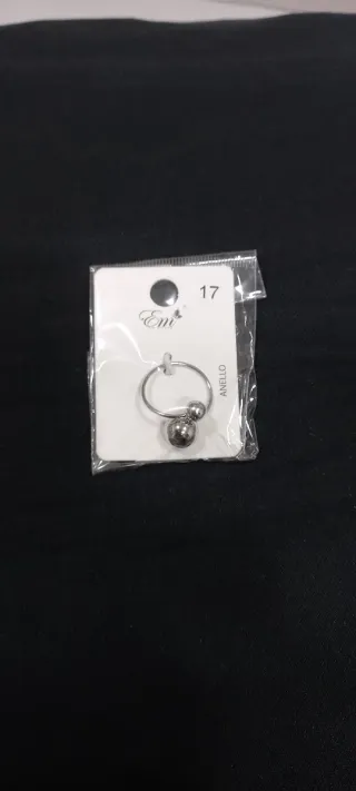 Anillo con perlas plateadas