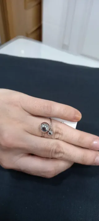 Anillo con perlas plateadas