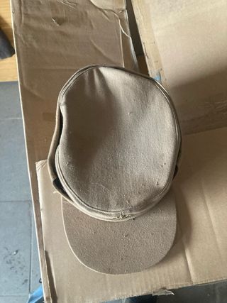 Gorra militar antigua con insignia