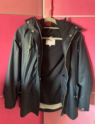 Chaqueta impermeable azul marino