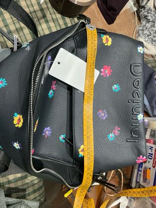 Mochila Desigual negra con flores multicolor