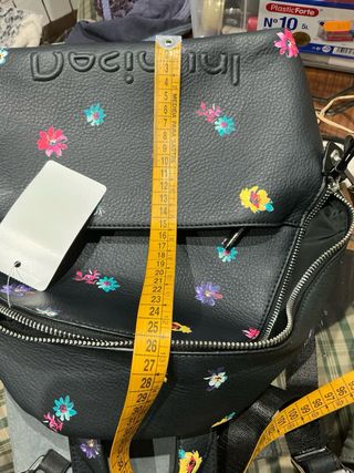 Mochila Desigual negra con flores multicolor
