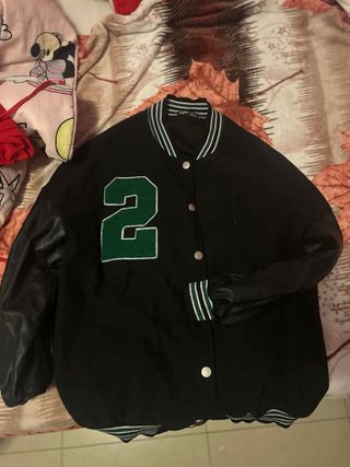 Chaqueta bomber negra con número 2