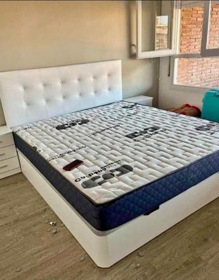 Cama individual con cabecero gris