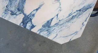 Mesa salon mármol rosa. Vintage, 70s.