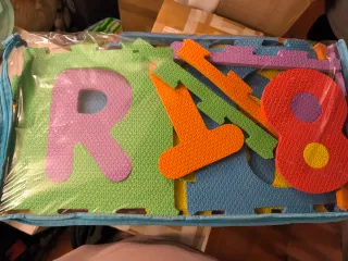 Puzzle de suelo infantil letras y números