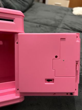 Hucha de juguete infantil rosa con clave y huella