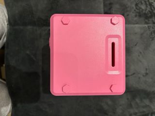 Hucha de juguete infantil rosa con clave y huella