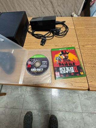 Xbox One Negra + Juegos y Mando