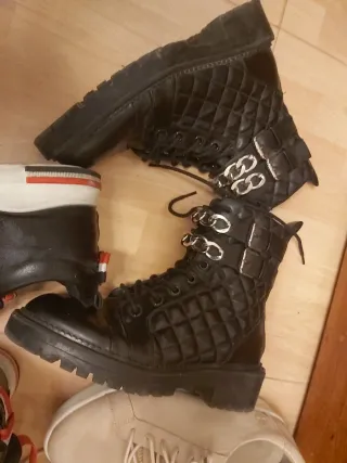 Zapatos negros y rojos