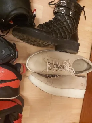 Zapatos negros y rojos