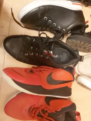 Zapatos negros y rojos