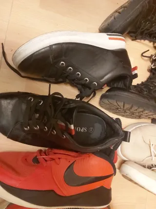 Zapatos negros y rojos