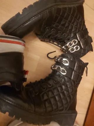 Zapatos negros y rojos