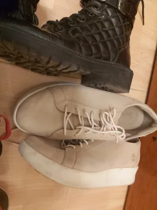 Zapatos negros y rojos