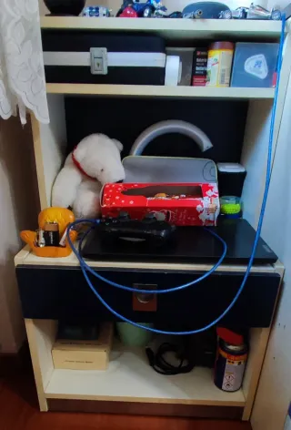 Comodino blu e beige