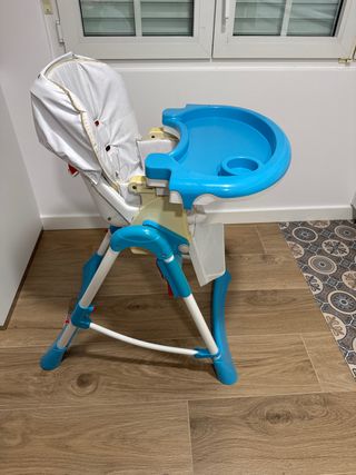 Trona de bebé azul y blanca