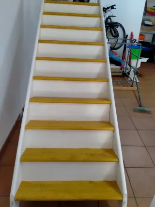 Escalera de madera espiral nueva