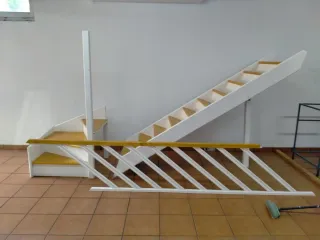 Escalera de madera espiral nueva