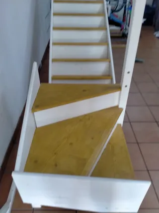 Escalera de madera espiral nueva