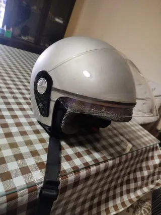 Casco moto plateado con visera