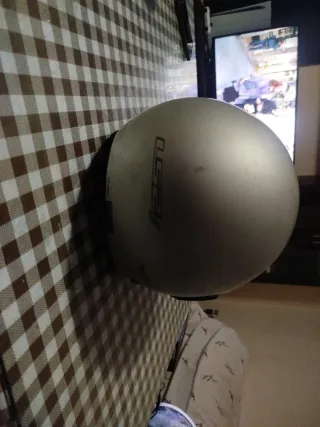 Casco moto plateado con visera