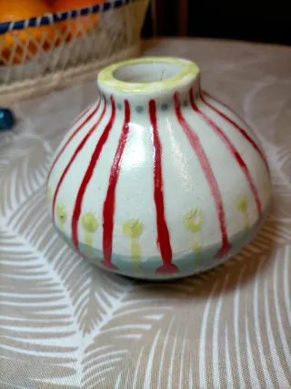 Jarrón de cerámica con rayas rojas