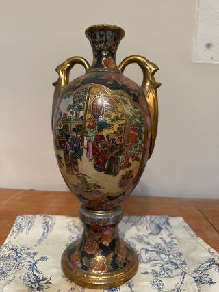 Jarrón de porcelana dorado y multicolor