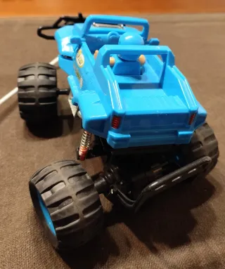 Coche teledirigido azul con mando