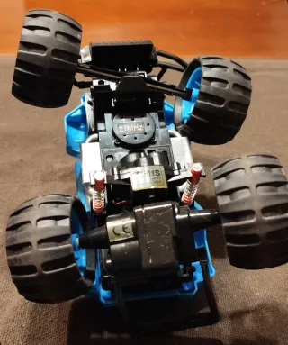 Coche teledirigido azul con mando