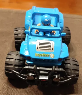 Coche teledirigido azul con mando
