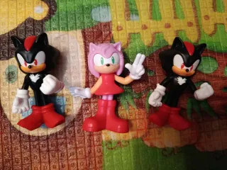 Muñecos sonic, Scooby, superhéroes etc