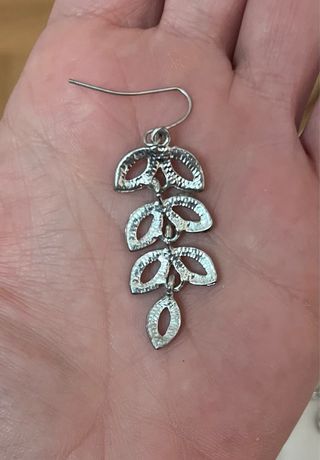 Pendientes plateados con diseño de hojas