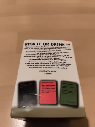 Juego de cartas Risk It/ Drink It Arriesga o Bebe